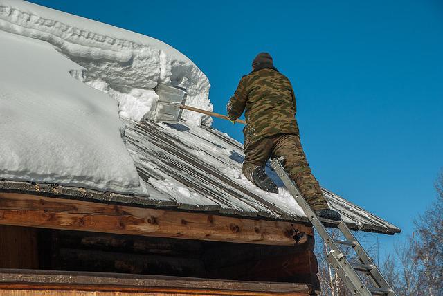 Pourquoi faire appel à un professionnel pour enlever la neige du toit ?