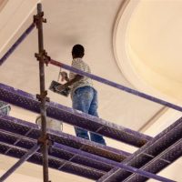 Peinture mate ou peinture brillante : quelle finition choisir pour votre plafond ?